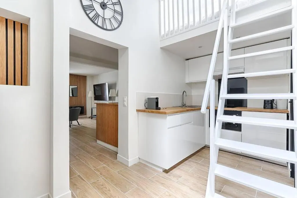 Charming Apartment Batignolles 6P Paris France